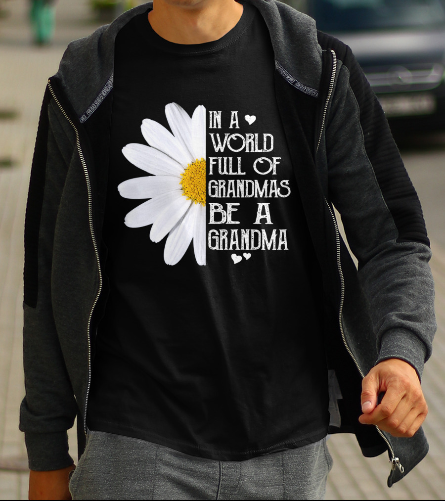 In A World Full Of Grandmas Be A Grandma White Daisy Flower With Hearts T-Shirt
