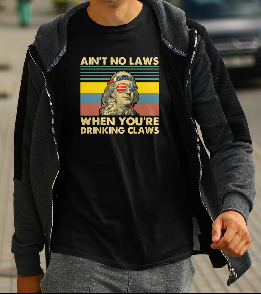 AIN'T NO LAWS WHEN YOU'RE DRINKING CLAWS VINTAGE BENJAMIN FRANKLIN WITH AMERICAN FLAG GLASSES AND HEADBAND CAN OF CLARIFIED BEVERAGE STRIPES BACKGROUND T-Shirt