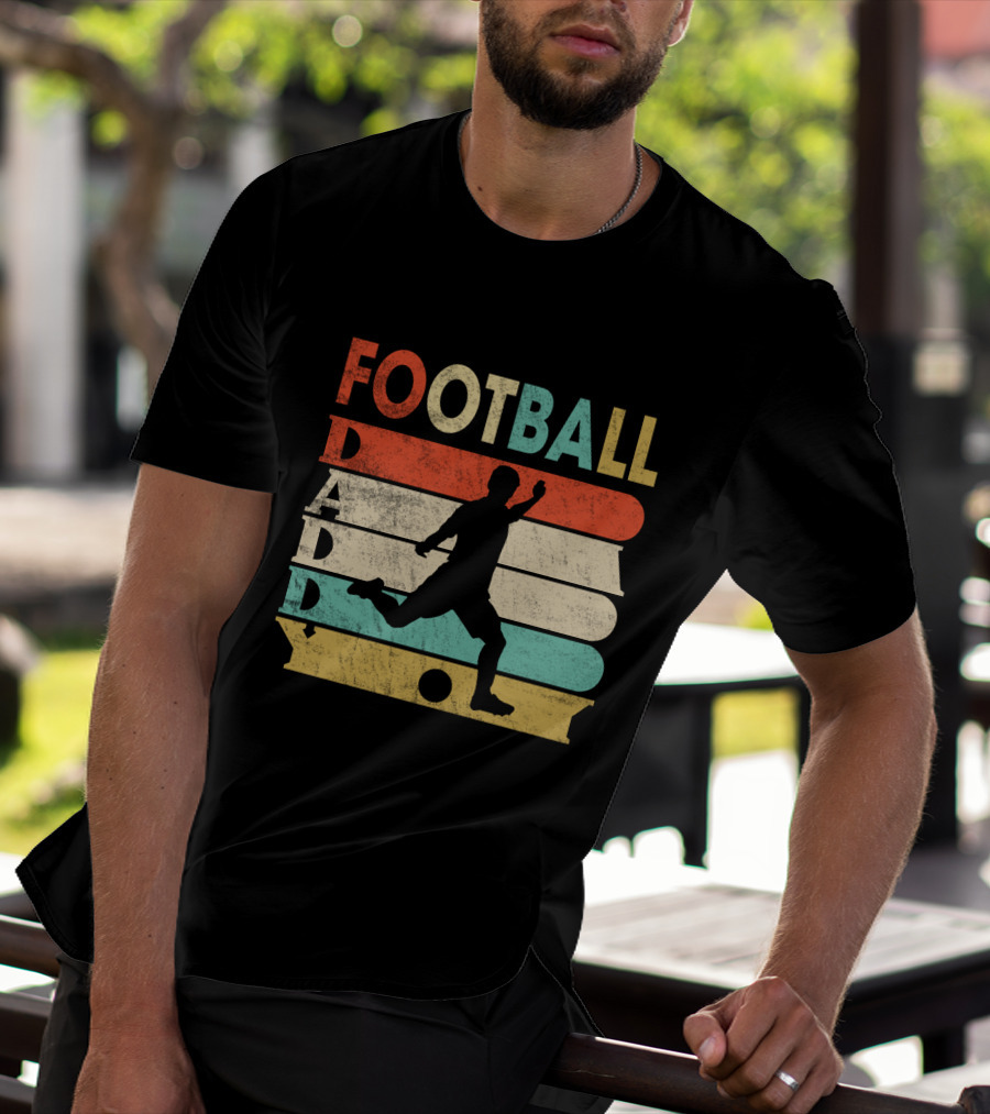 FOOTBALL DADDY Vintage Silhouette Soccer Kicking Retro Stripes T-Shirt