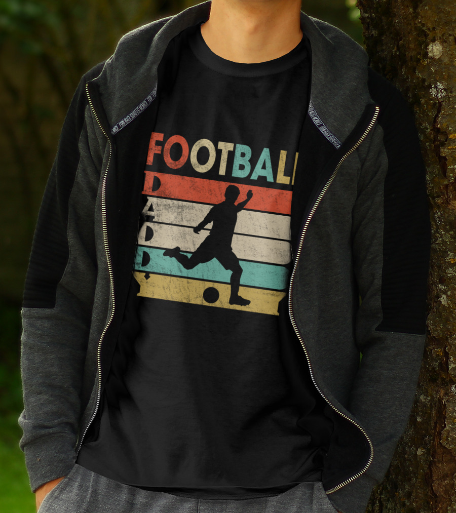 FOOTBALL DADDY Vintage Silhouette Soccer Kicking Retro Stripes T-Shirt