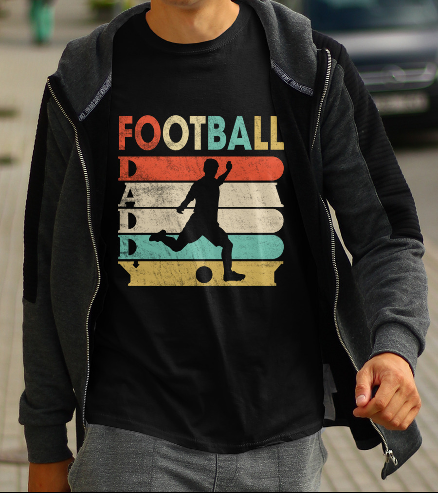 FOOTBALL DADDY Vintage Silhouette Soccer Kicking Retro Stripes T-Shirt