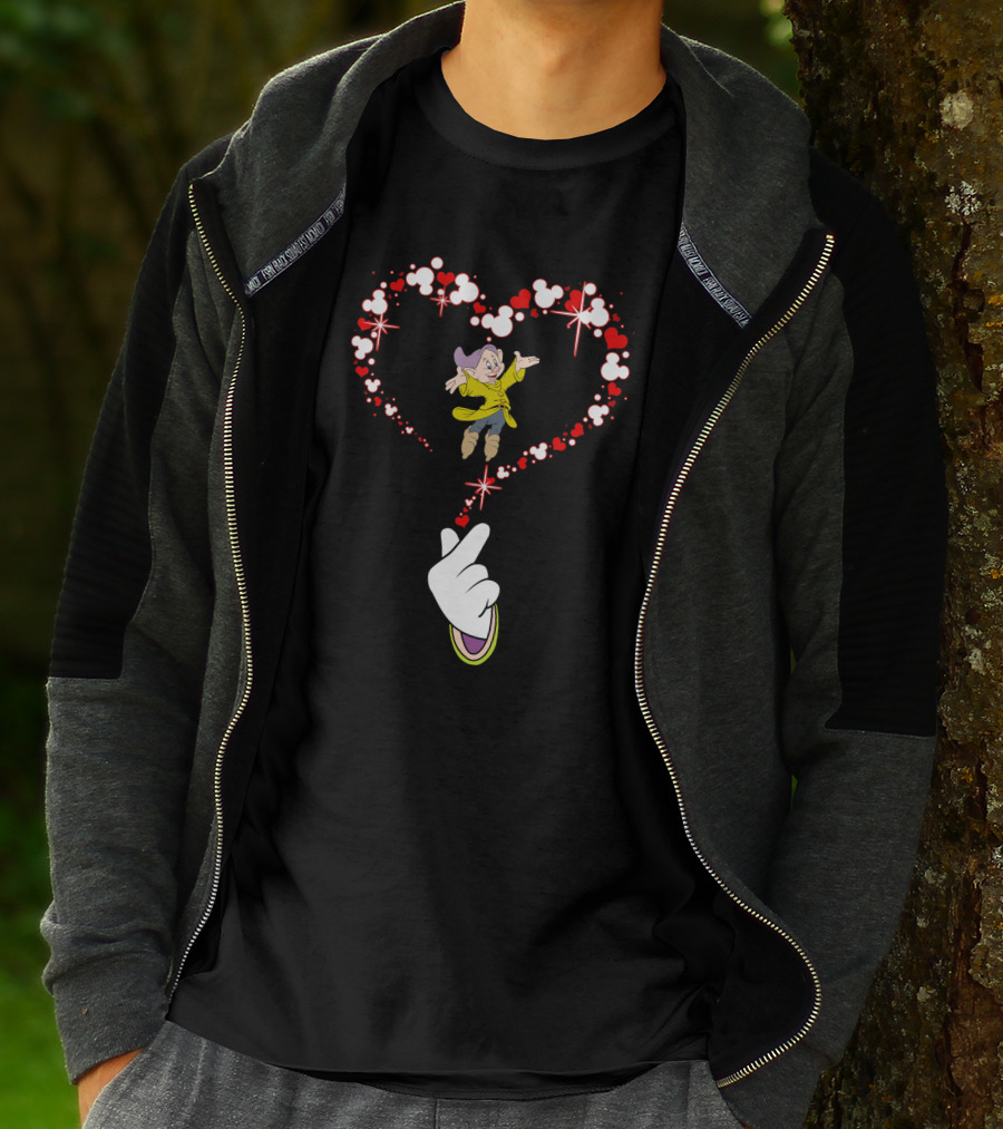 Dopey Heart Mickey Glove Magic Sparkles Circle Of Love T-Shirt
