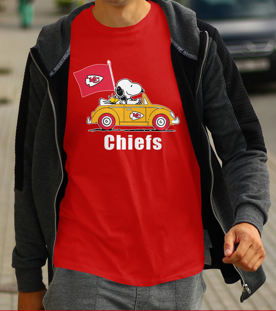 Kansas City Chiefs Snoopy Riding With Woodstock In Yellow Car T-Shirt