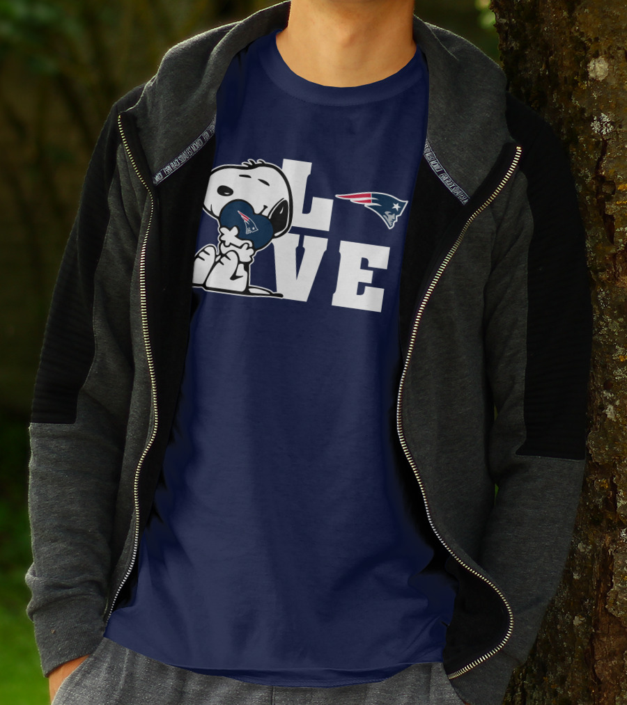 Snoopy Hugging New England Patriots Love T-Shirt