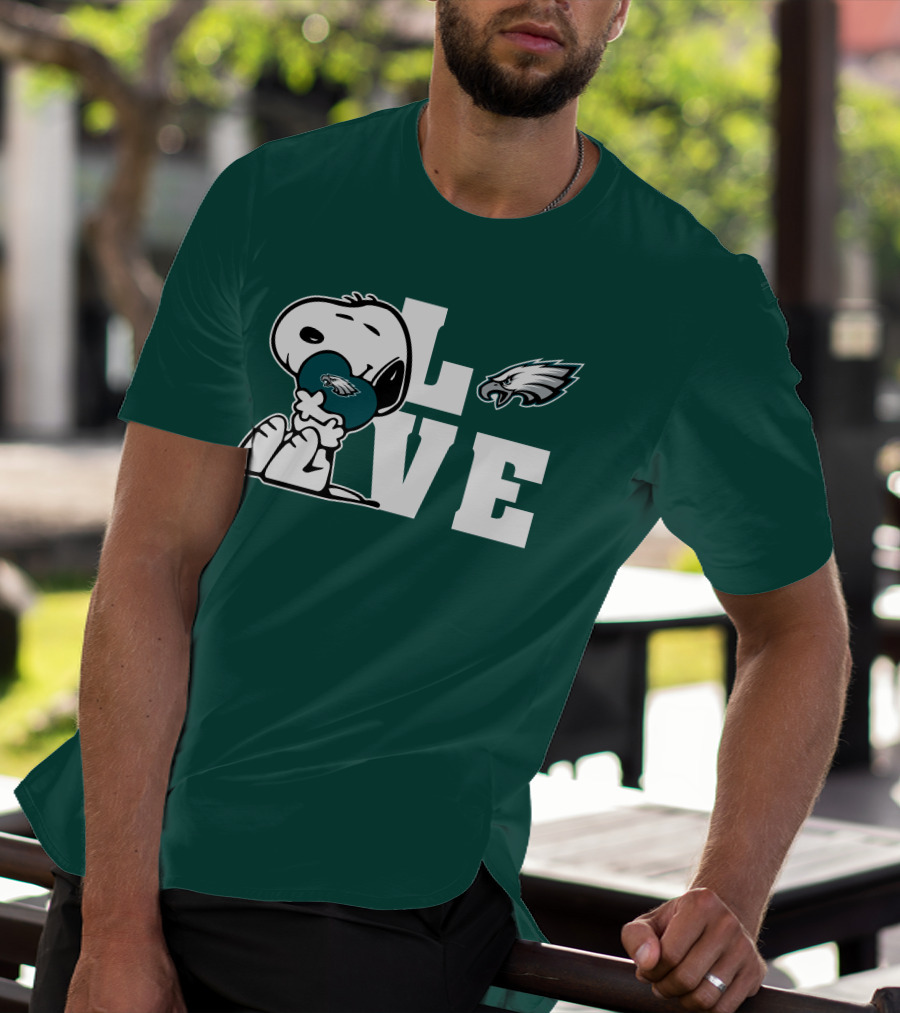 Snoopy Love Philadelphia Eagles Emblem Lve T-Shirt