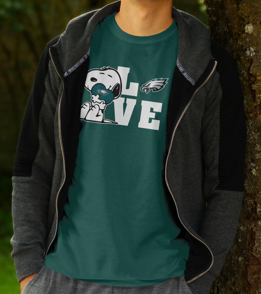 Snoopy Love Philadelphia Eagles Emblem Lve T-Shirt