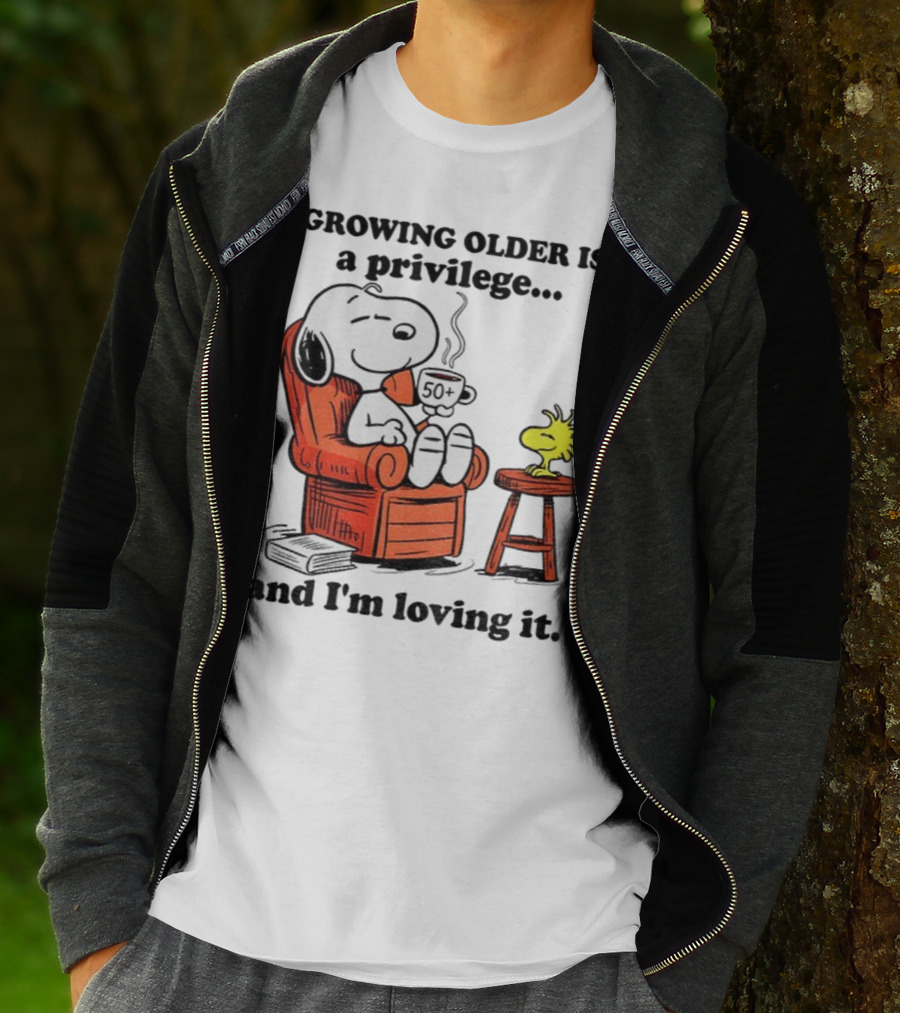 Snoopy And Woodstock Relaxing Growing Older 50+ Privilege And Loving It T-Shirt