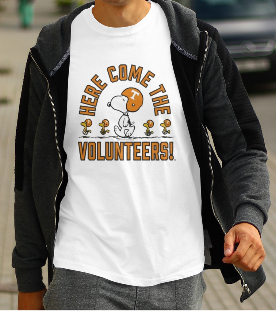 Here Come The Volunteers Snoopy Woodstock Tennessee Volunteers Peanuts Gameday T-Shirt