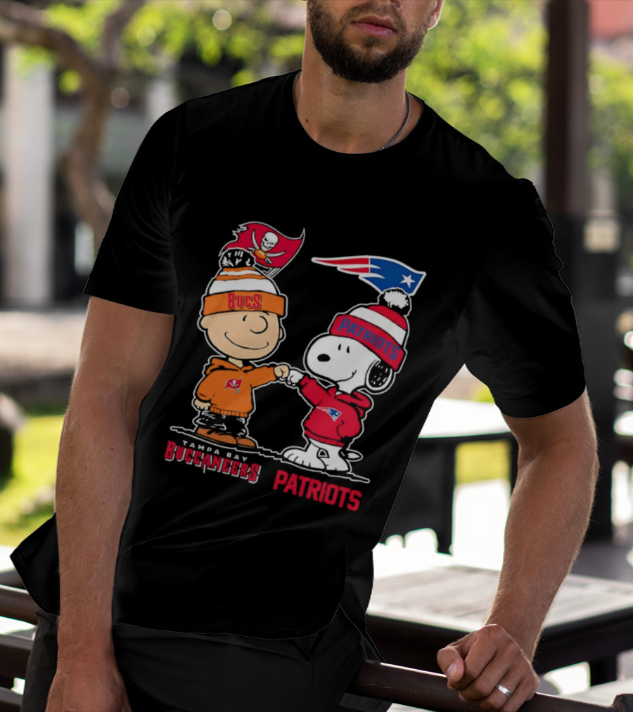 Charlie Brown & Snoopy Tampa Bay Buccaneers New England Patriots Fist Bump T-Shirt