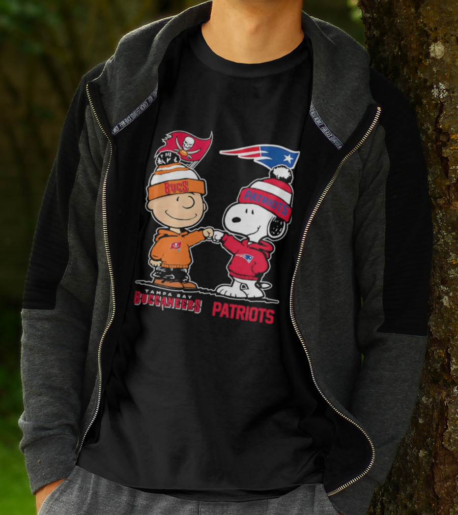 Charlie Brown & Snoopy Tampa Bay Buccaneers New England Patriots Fist Bump T-Shirt