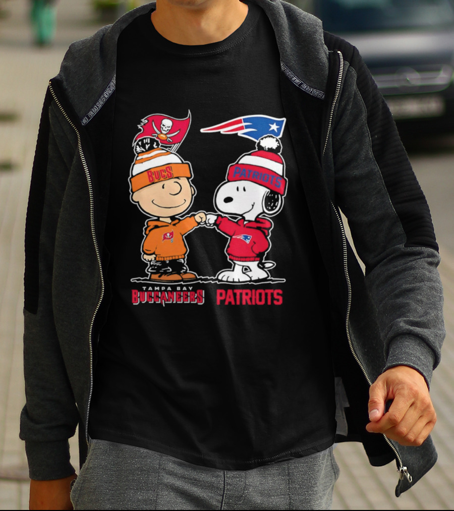 Charlie Brown & Snoopy Tampa Bay Buccaneers New England Patriots Fist Bump T-Shirt