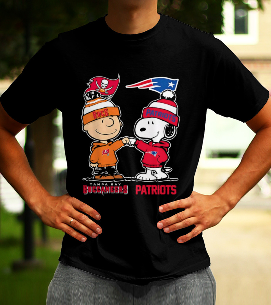 Charlie Brown & Snoopy Tampa Bay Buccaneers New England Patriots Fist Bump T-Shirt