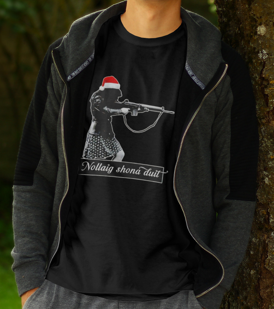 Nollaig Shona Duit Santa Christmas Santa Hat Woman Rifle T-Shirt