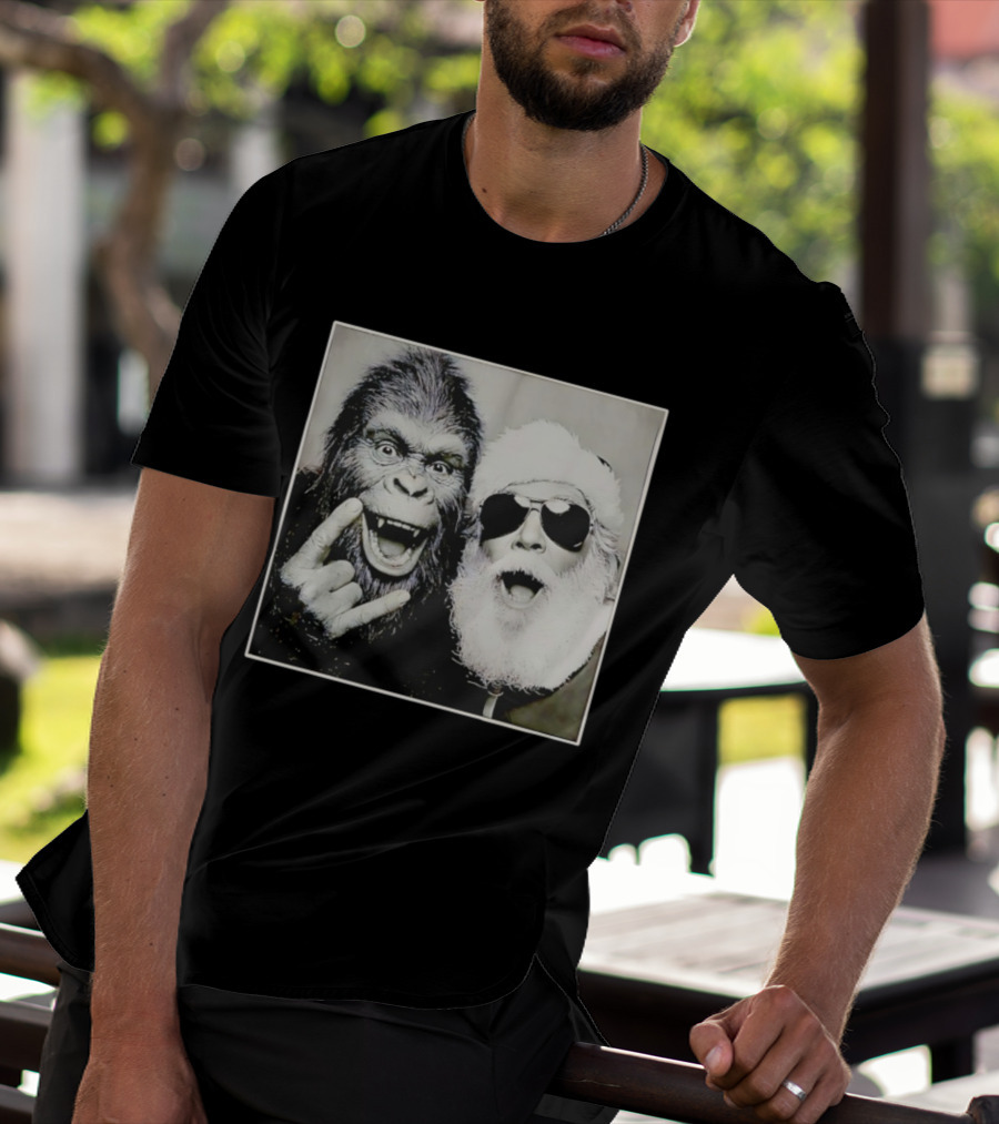 Santa Claus Selfie With Bigfoot Sasquatch Christmas Rock T-Shirt