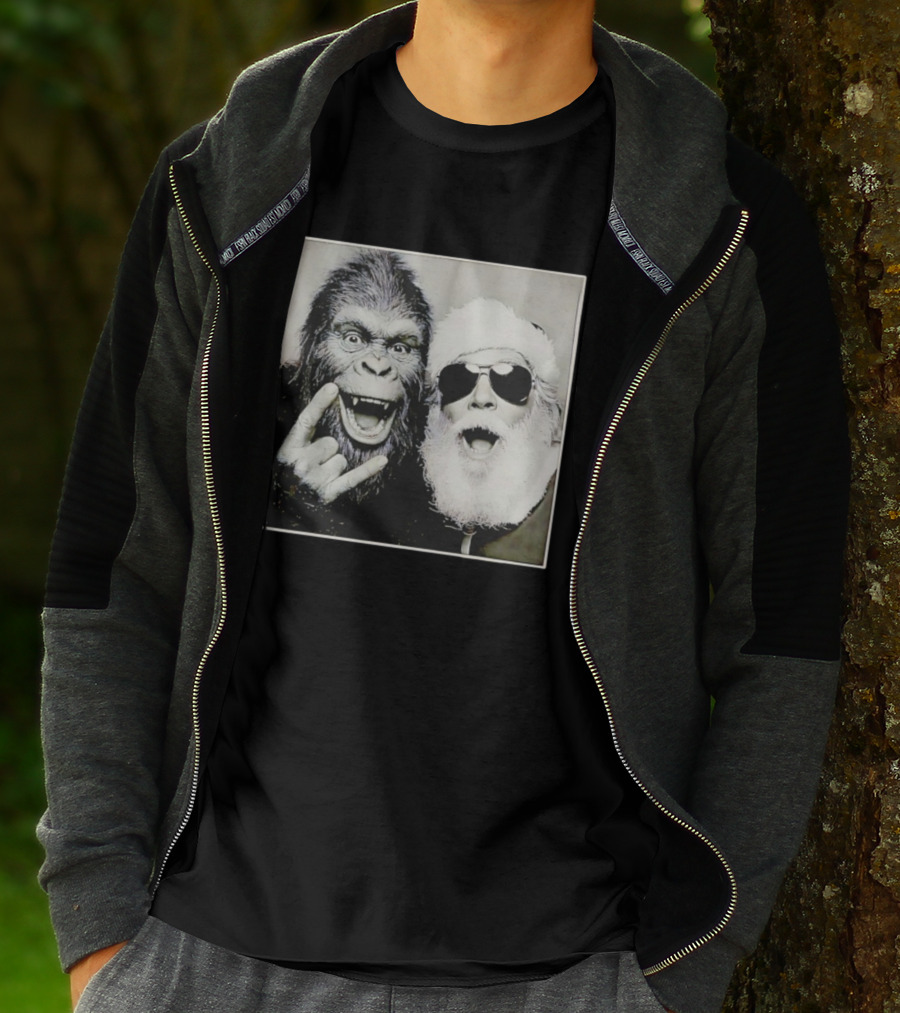 Santa Claus Selfie With Bigfoot Sasquatch Christmas Rock T-Shirt
