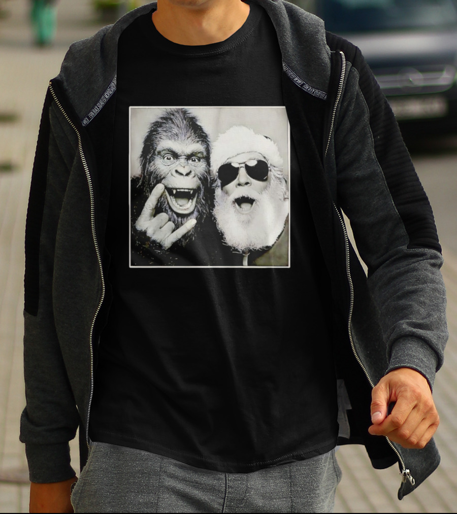 Santa Claus Selfie With Bigfoot Sasquatch Christmas Rock T-Shirt