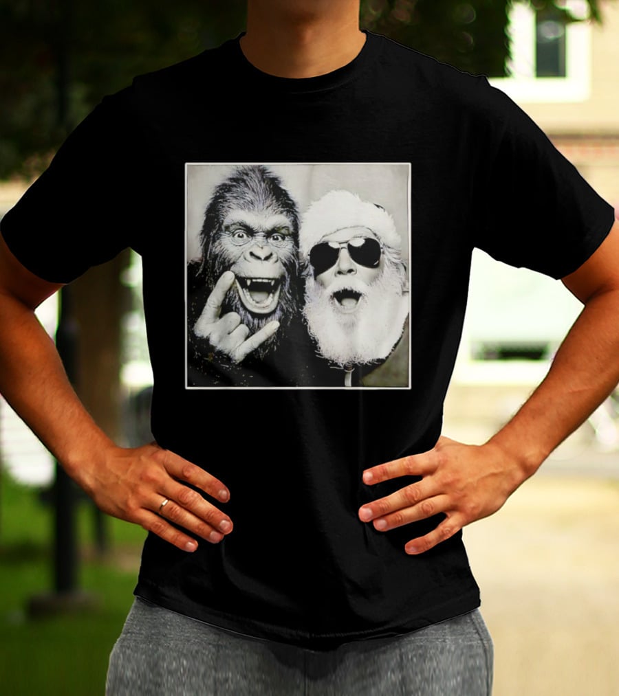 Santa Claus Selfie With Bigfoot Sasquatch Christmas Rock T-Shirt