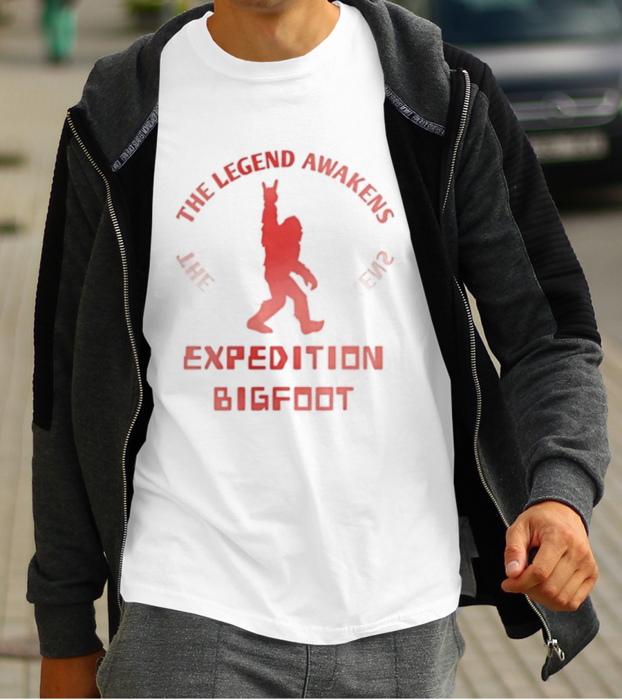 The Legend Awakens Expedition Bigfoot Bluff Creek Encounter 1976 T-Shirt