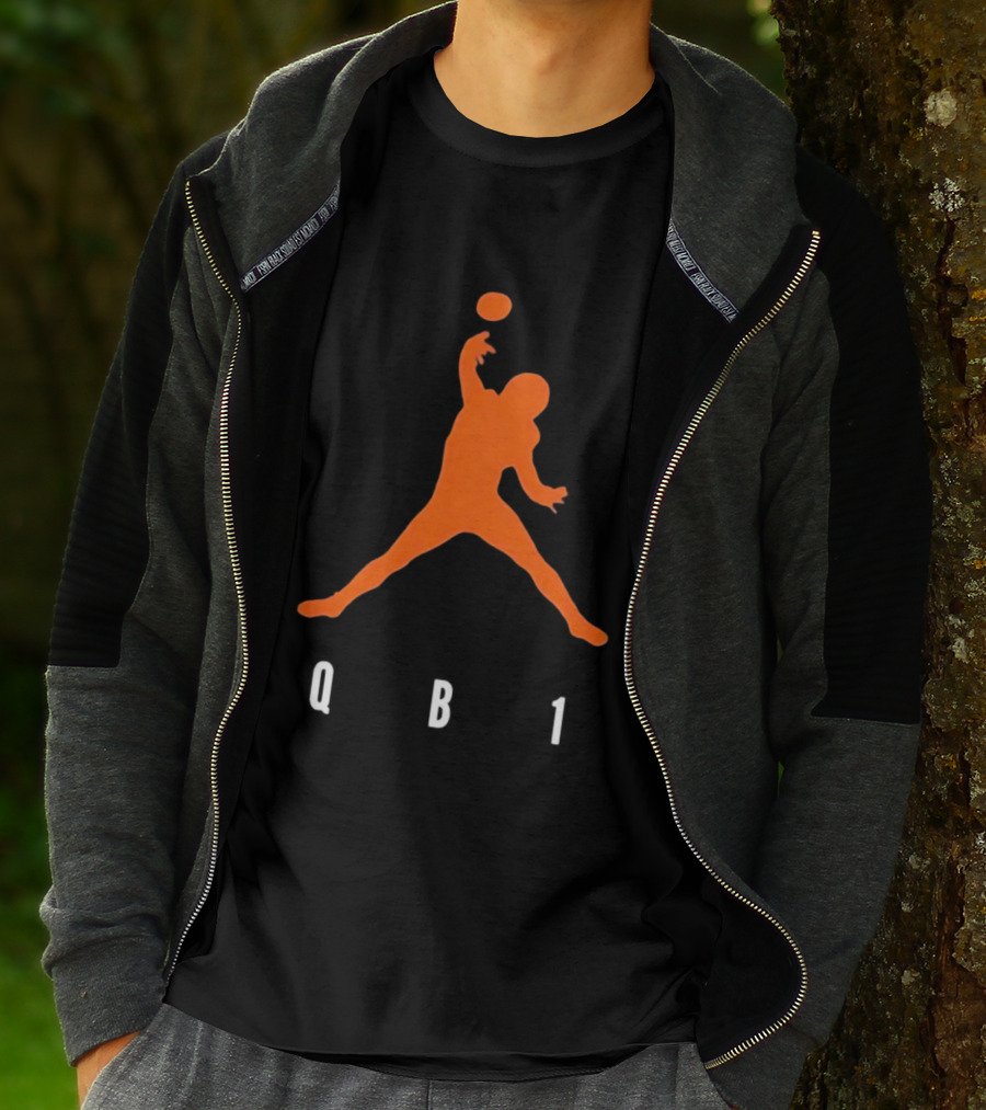 Caleb Williams QB1 Chicago Bears Football T-Shirt