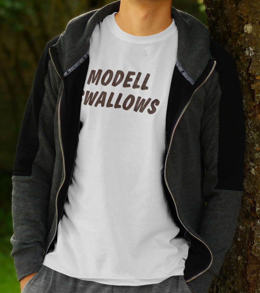 Modell Swallows Bold Text Trendy T-Shirt
