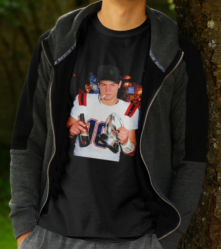 New England Patriots 16 Smoking Beer Trophy T-Shirt