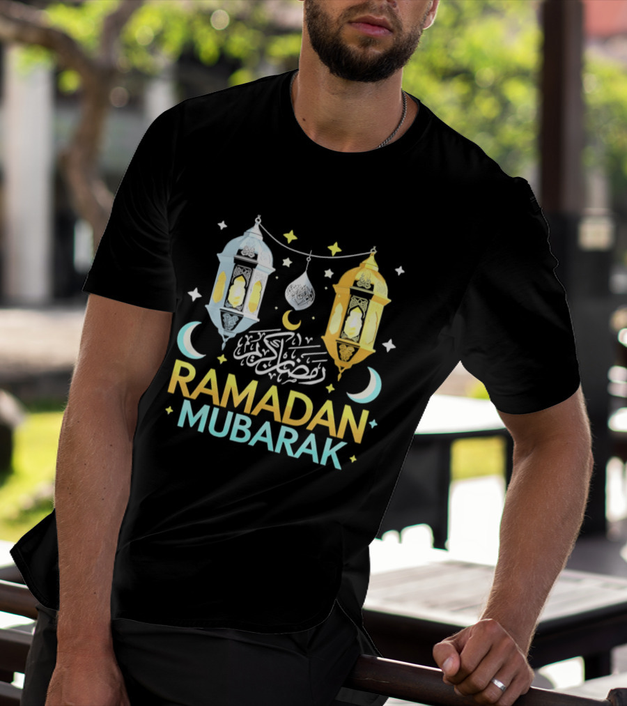 Ramadan Mubarak Arabic Script Lanterns And Crescent Moons T-Shirt