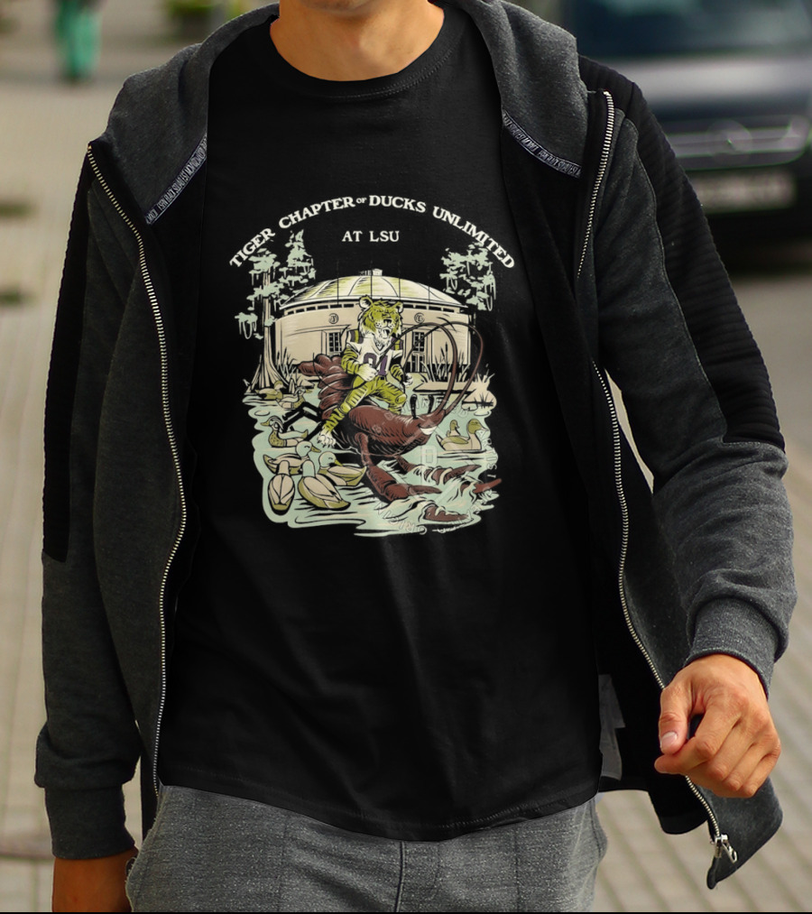 LSU Tiger Chapter Of Ducks Unlimited Established 1937 Tiger Holding Crawfish With Ducks T-Shirt