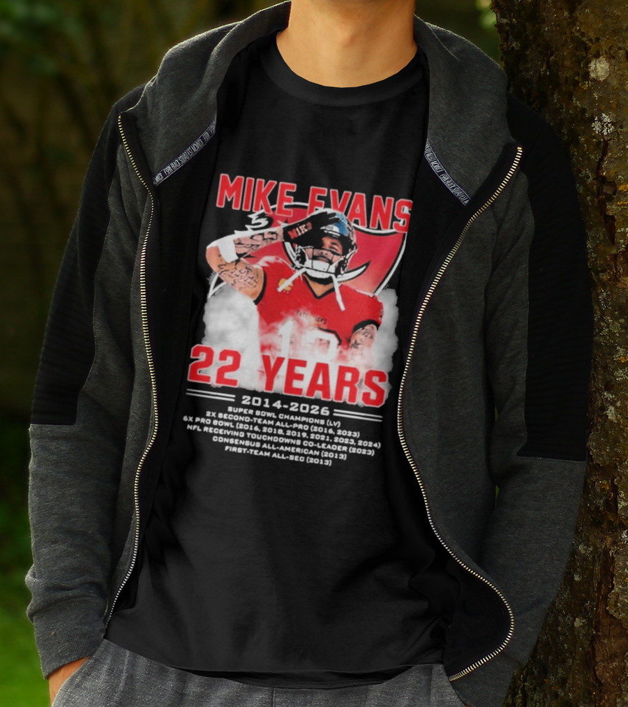 Mike Evans 22 Years 2014 2026 Red Jersey Salute Football Player T-Shirt