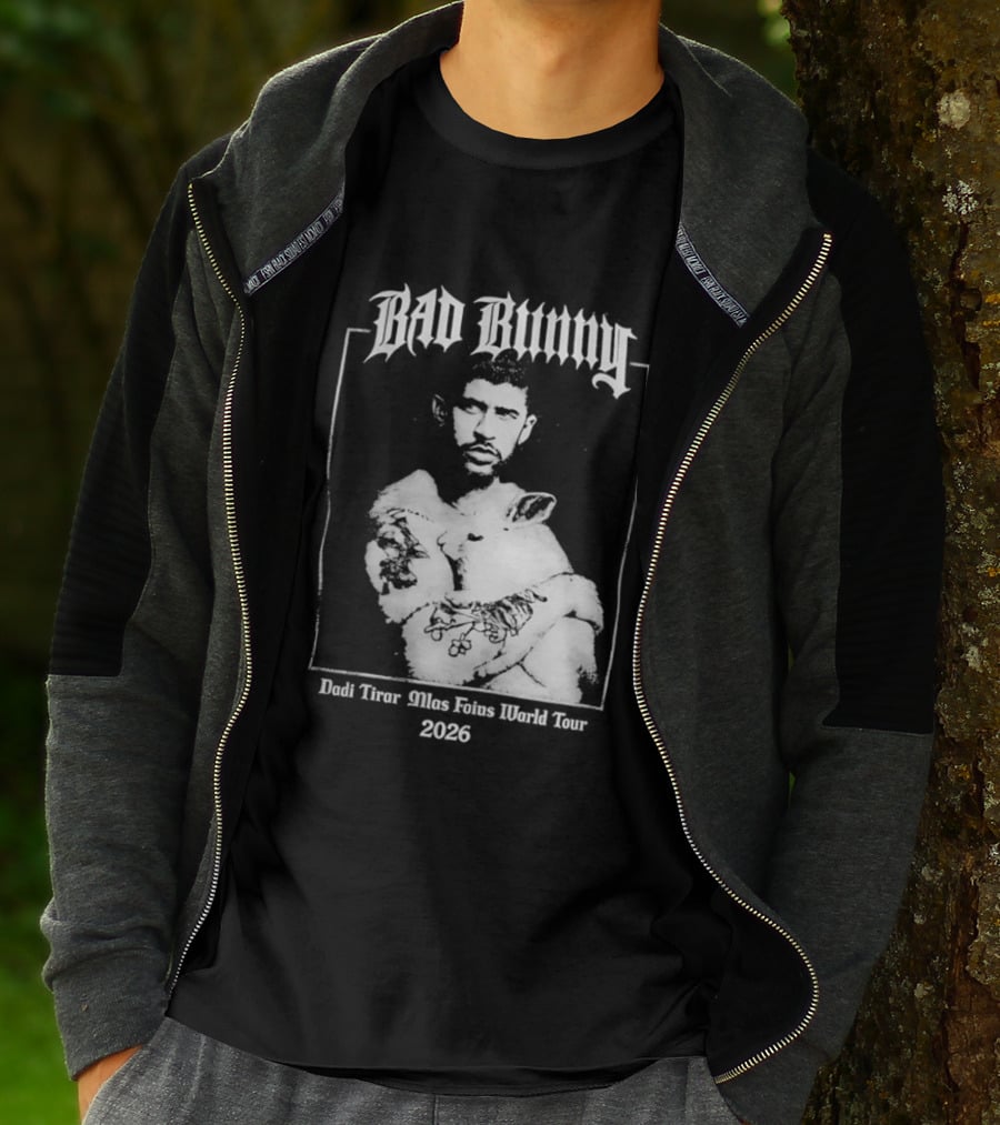 Bad Bunny Hugging Bunny Debi Tirar Mlas Fotos World Tour 2026 T-Shirt