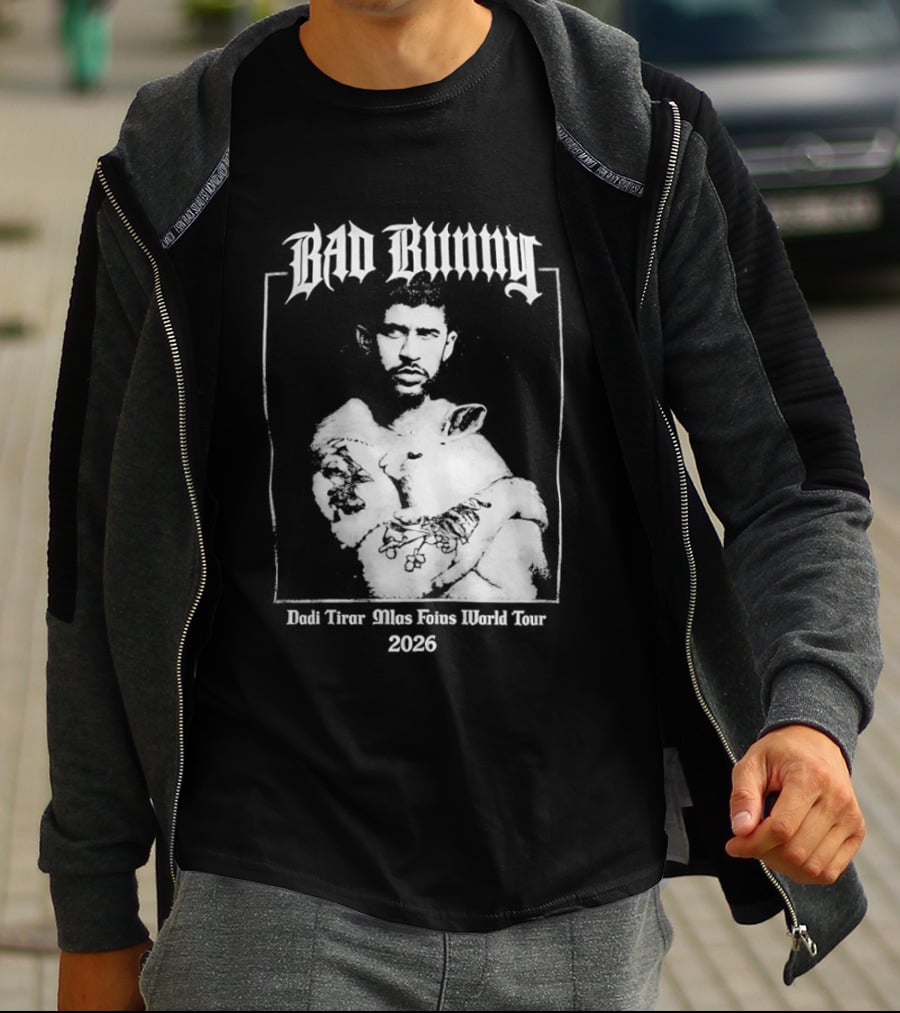 Bad Bunny Hugging Bunny Debi Tirar Mlas Fotos World Tour 2026 T-Shirt