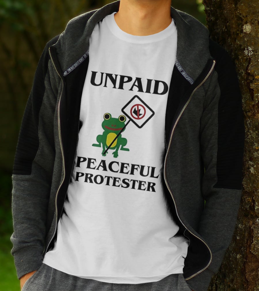 Unpaid Peaceful Protester Frog Holding No King Sign T-Shirt