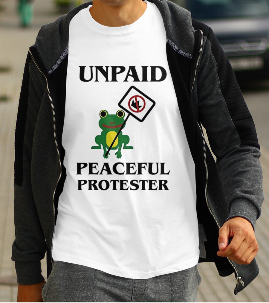 Unpaid Peaceful Protester Frog Holding No King Sign T-Shirt