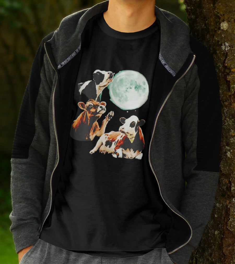 Cow Howling At Moon With Three Cows And Full Moon Scene T-Shirt