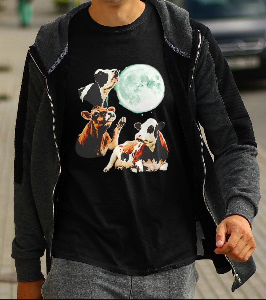 Cow Howling At Moon With Three Cows And Full Moon Scene T-Shirt