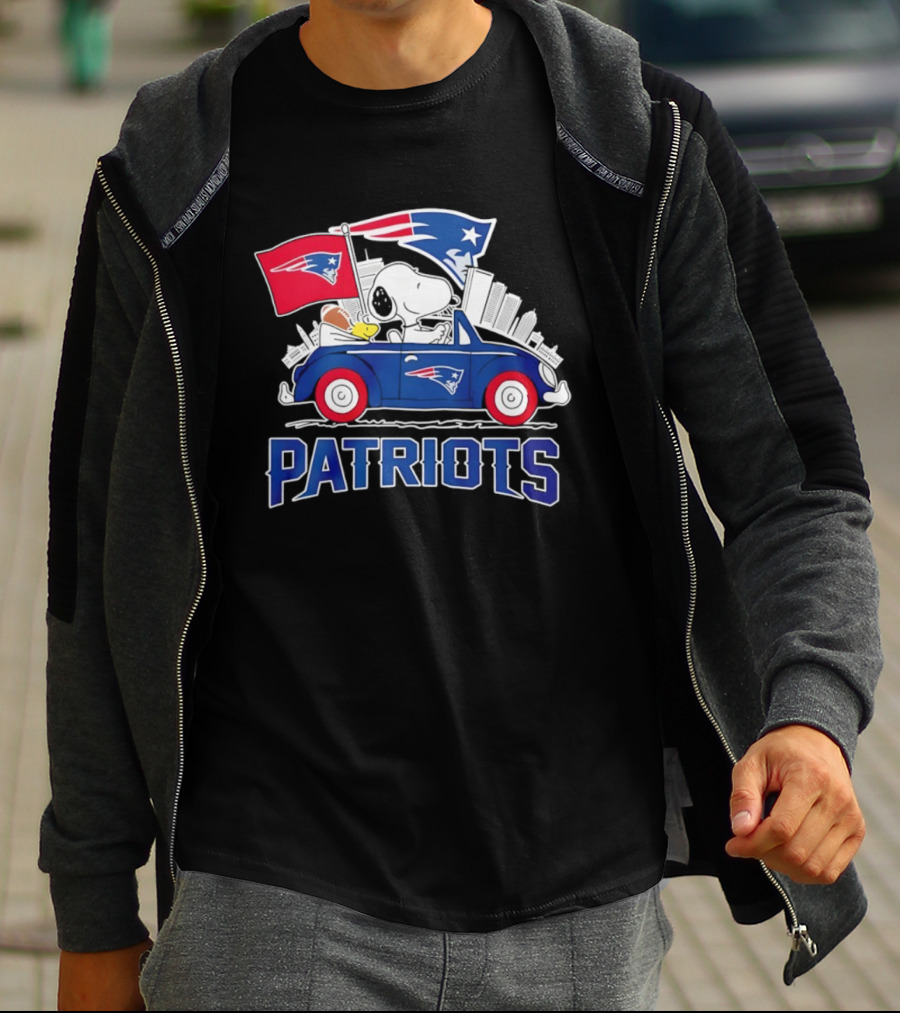 Patriots Snoopy Woodstock Driving Football Car Fan Gear T-Shirt