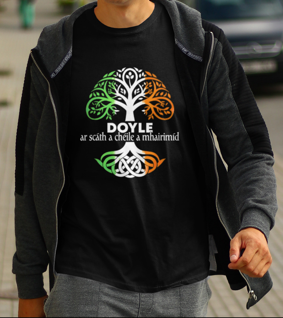 Doyle Irish Family Name Celtic Irish Roots Tree Ar Scáth A Chéile A Mhaireannimid T-Shirt