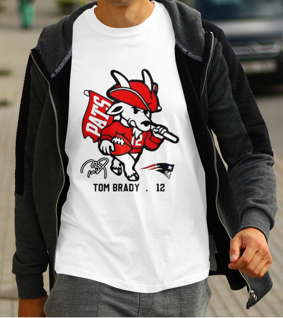 Pats Tom Brady 12 Football Mascot With Signature And New England Patriots Flag T-Shirt