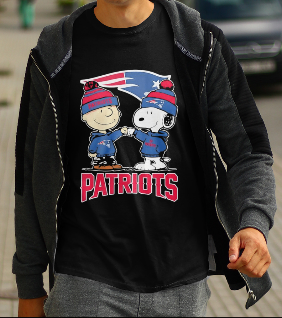 Charlie Brown Snoopy New England Patriots NFL Fist Bump Team Spirit T-Shirt