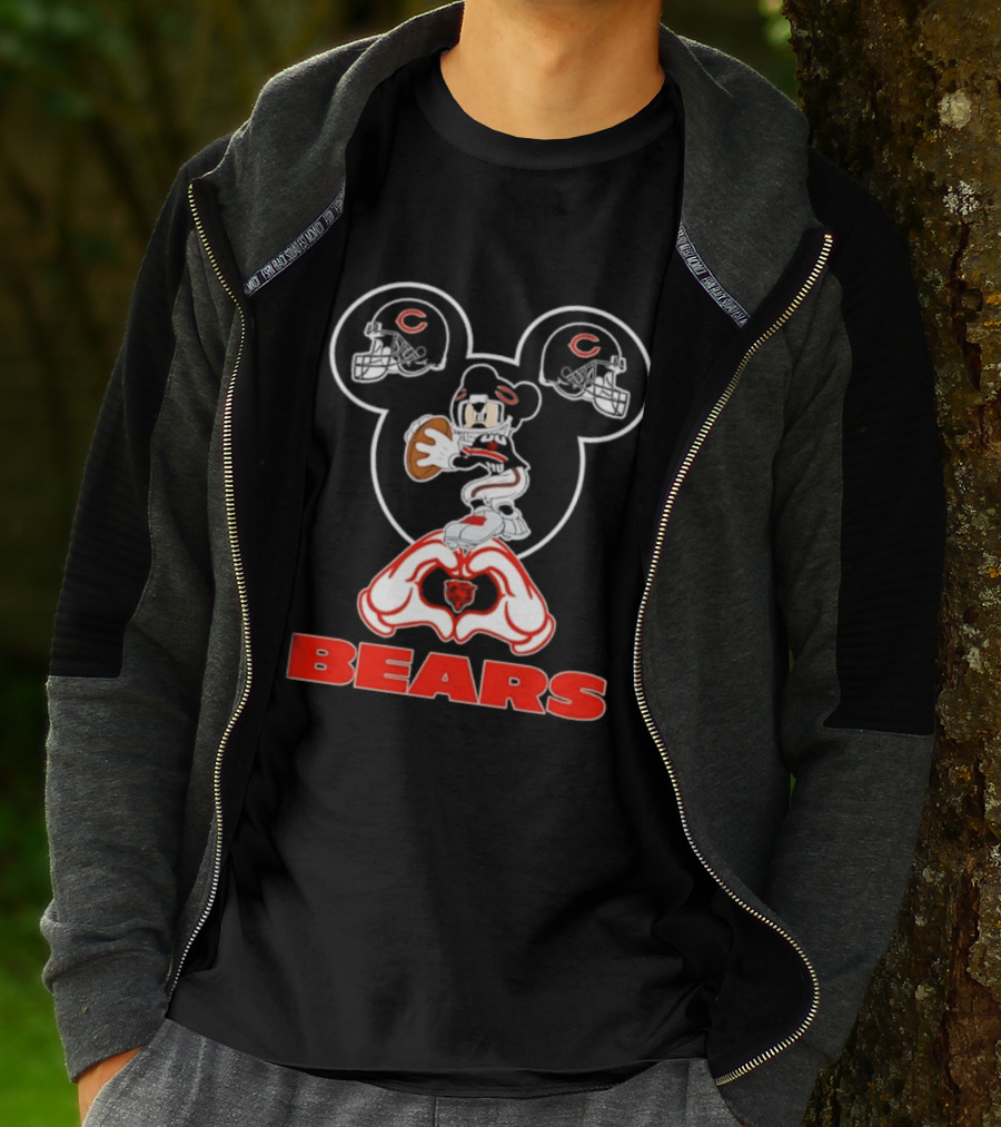 Chicago Bears Mickey Mouse Helmets Love Heart Hands T-Shirt