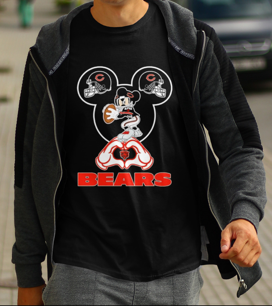 Chicago Bears Mickey Mouse Helmets Love Heart Hands T-Shirt