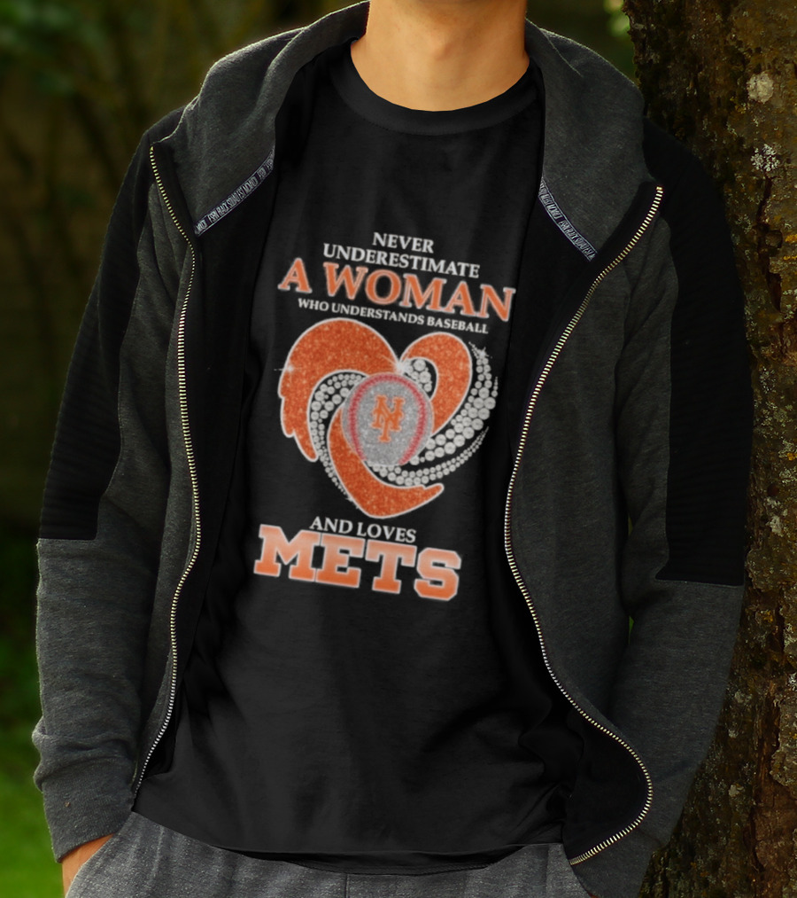 Never Underestimate A Woman Who Understands And Loves New York Mets T-Shirt