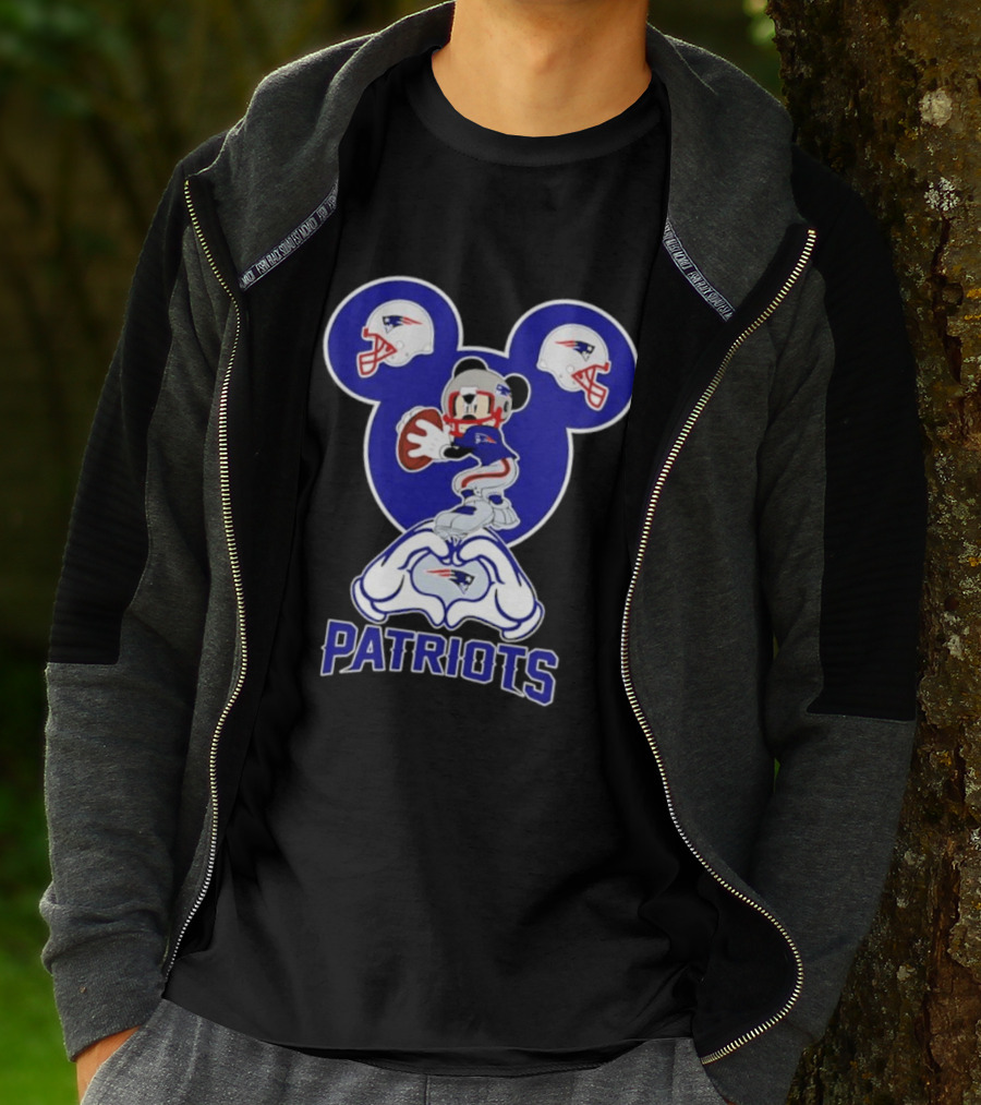 New England Patriots Mickey Mouse Helmet Heart Hands T-Shirt