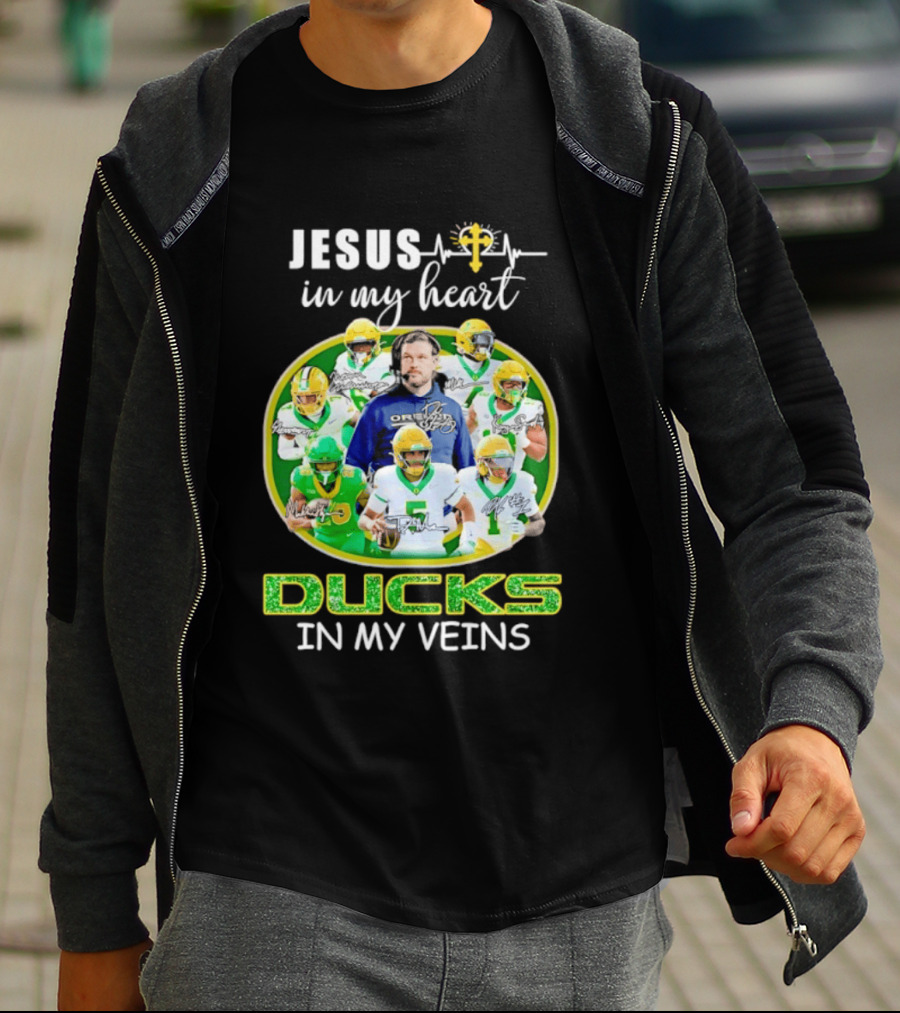 Jesus In My Heart Oregon Ducks In My Veins Football Players Signatures T-Shirt