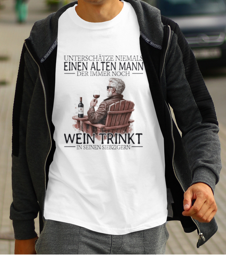 Unterschätze Niemals Einen Alten Mann Der Immer Noch Wein Trinkt In Seinen Siebzigern T-Shirt