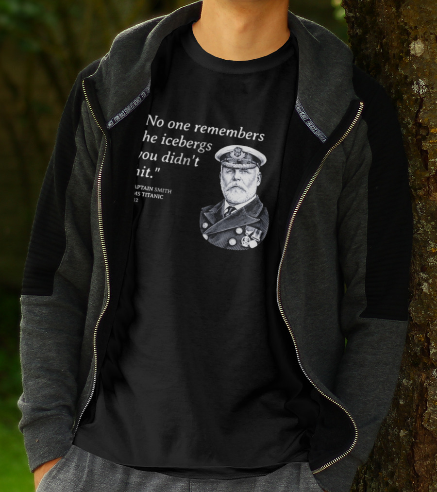 No One Remembers The Icebergs You Didn't Hit Captain Smith RMS Titanic 1912 T-Shirt