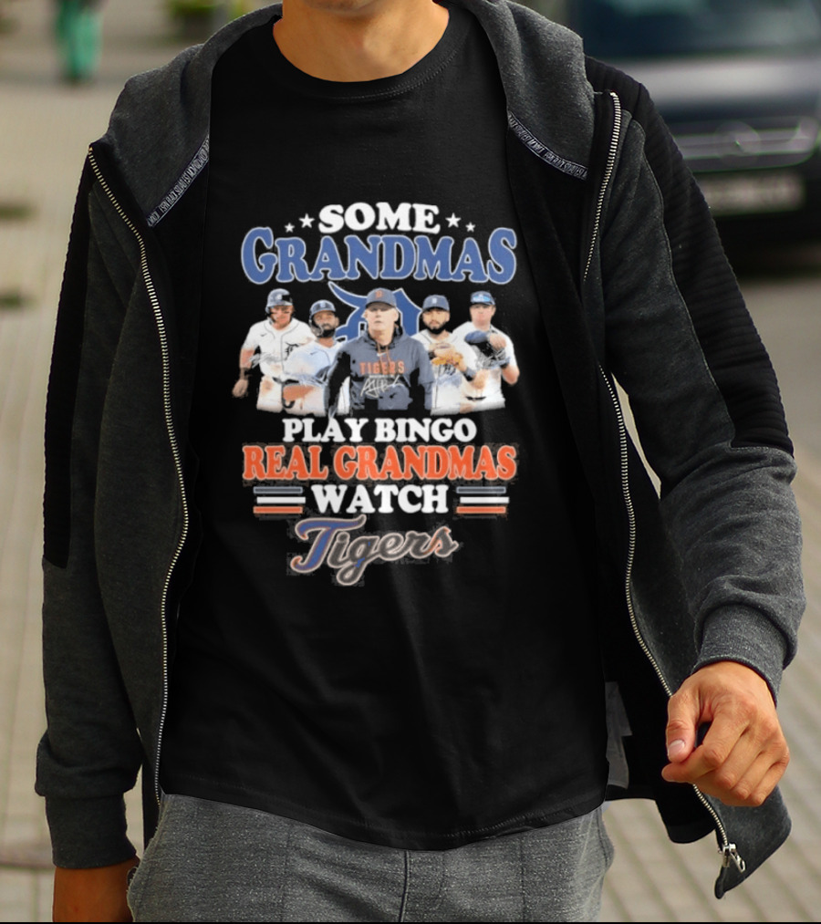 Some Grandmas Play Bingo Real Grandmas Detroit Tigers T-Shirt