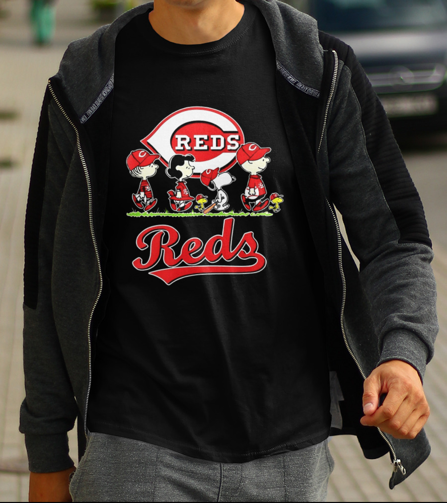 Snoopy Charlie Brown Linus Lucy Cincinnati Reds Baseball T-Shirt