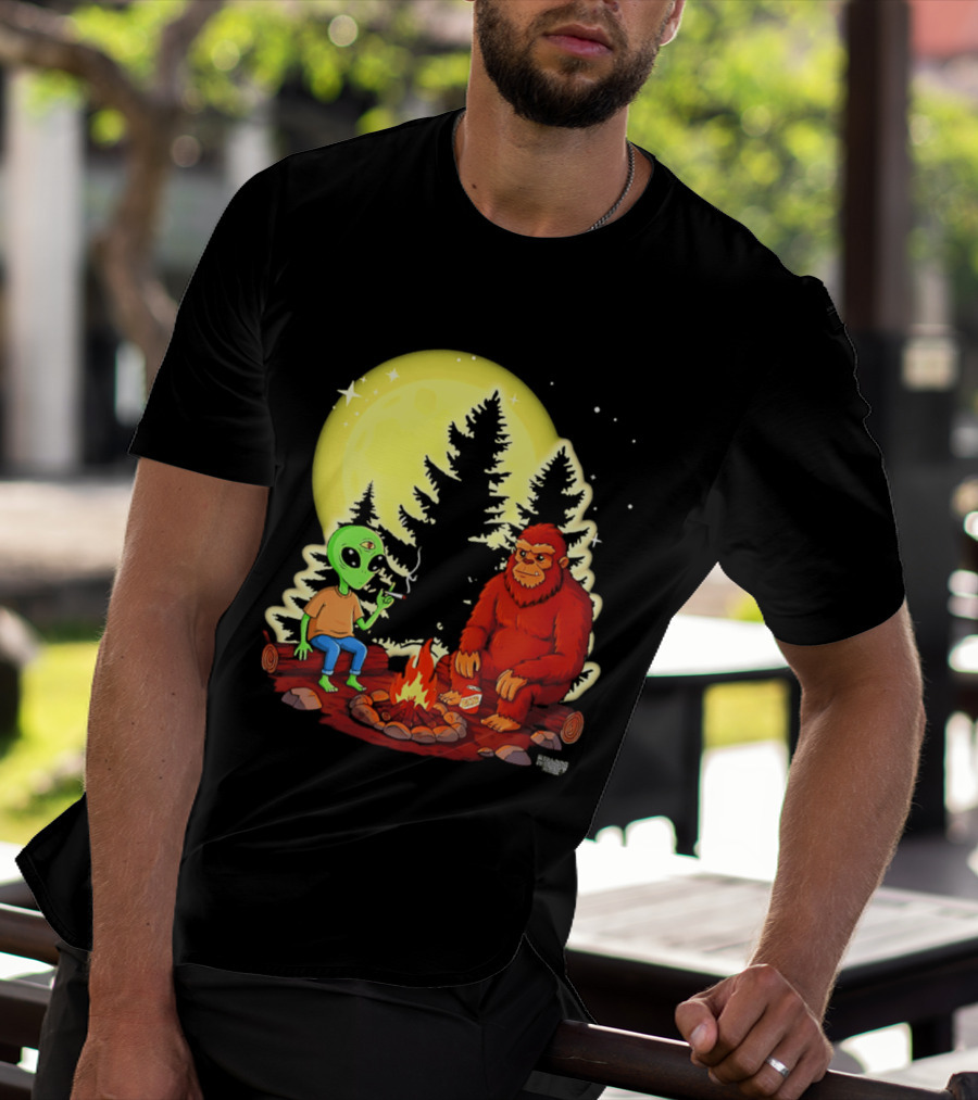 Bigfoot And Alien Campfire Night Under Full Moon T-Shirt