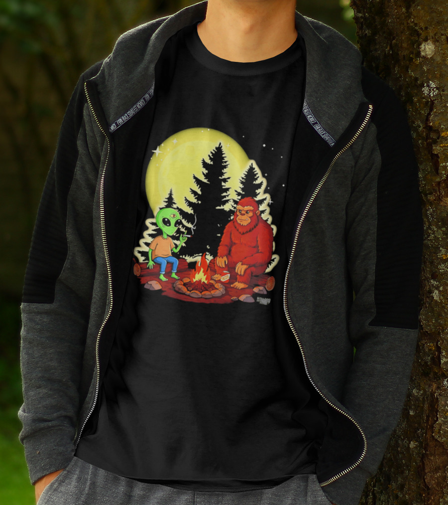 Bigfoot And Alien Campfire Night Under Full Moon T-Shirt