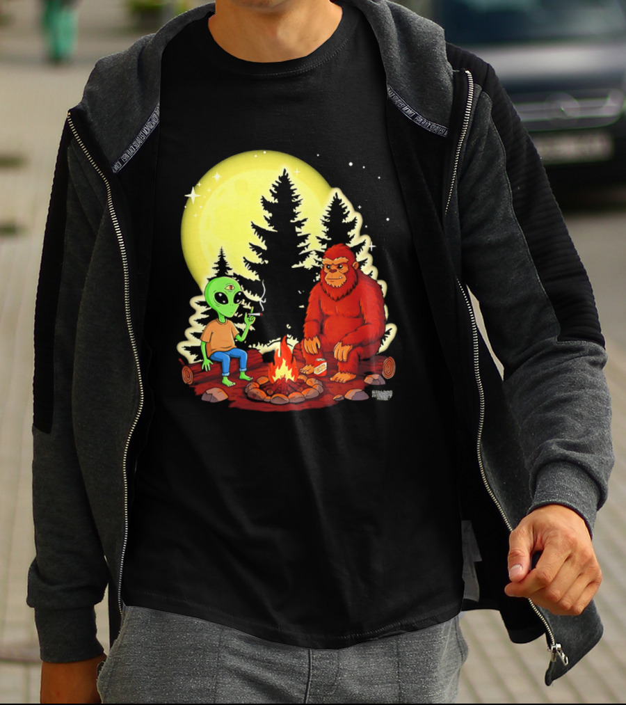 Bigfoot And Alien Campfire Night Under Full Moon T-Shirt
